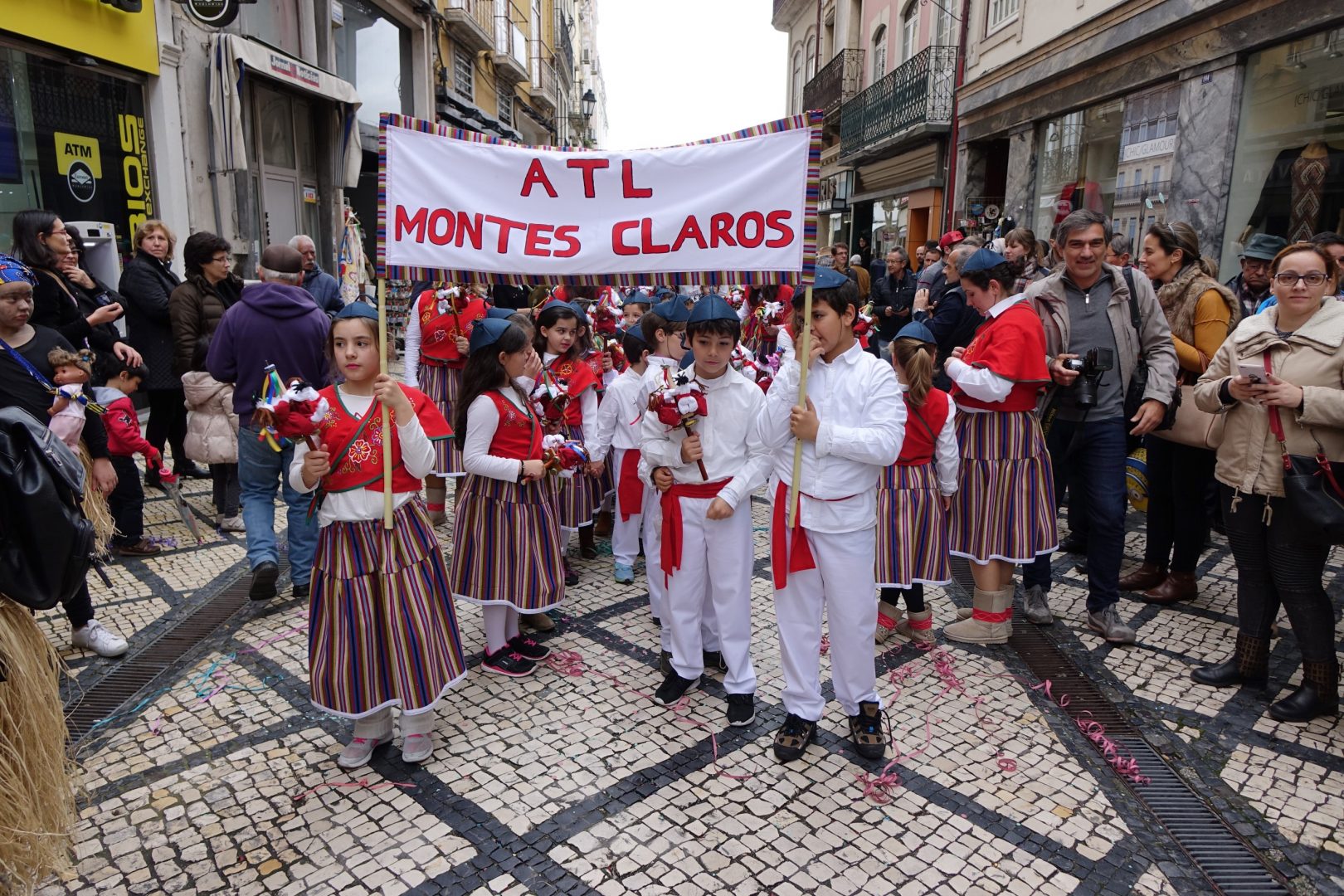 Carnaval Da Cáritas Alegrou Baixa De Coimbra — Coimbrapt 1427